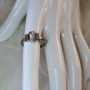 𝅺Guess 3 clear rectangular crystal silver ring sz 7